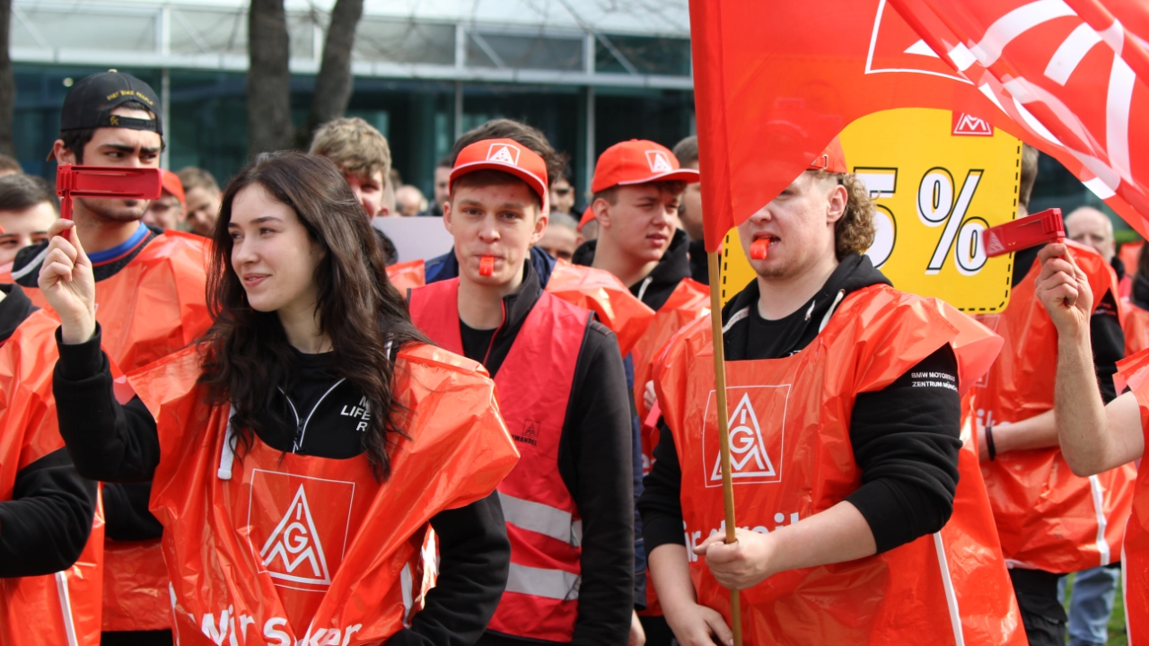 Warnstreik in der BMW-Niederlassung München mit 700 Teilnehmern am 21. April 2023 in der Tarifrunde KFZ-Handwerk 2023.