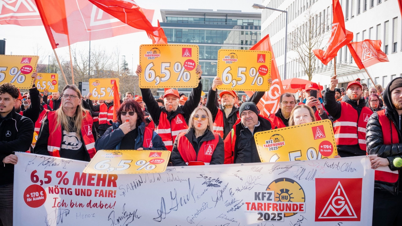 Beschäftigte machen bei einem Warnstreik in der Kfz-Tarifrunde in Nürnberg Druck für ihre Forderungen