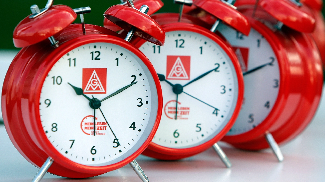 Drei IG-Metall-Wecker