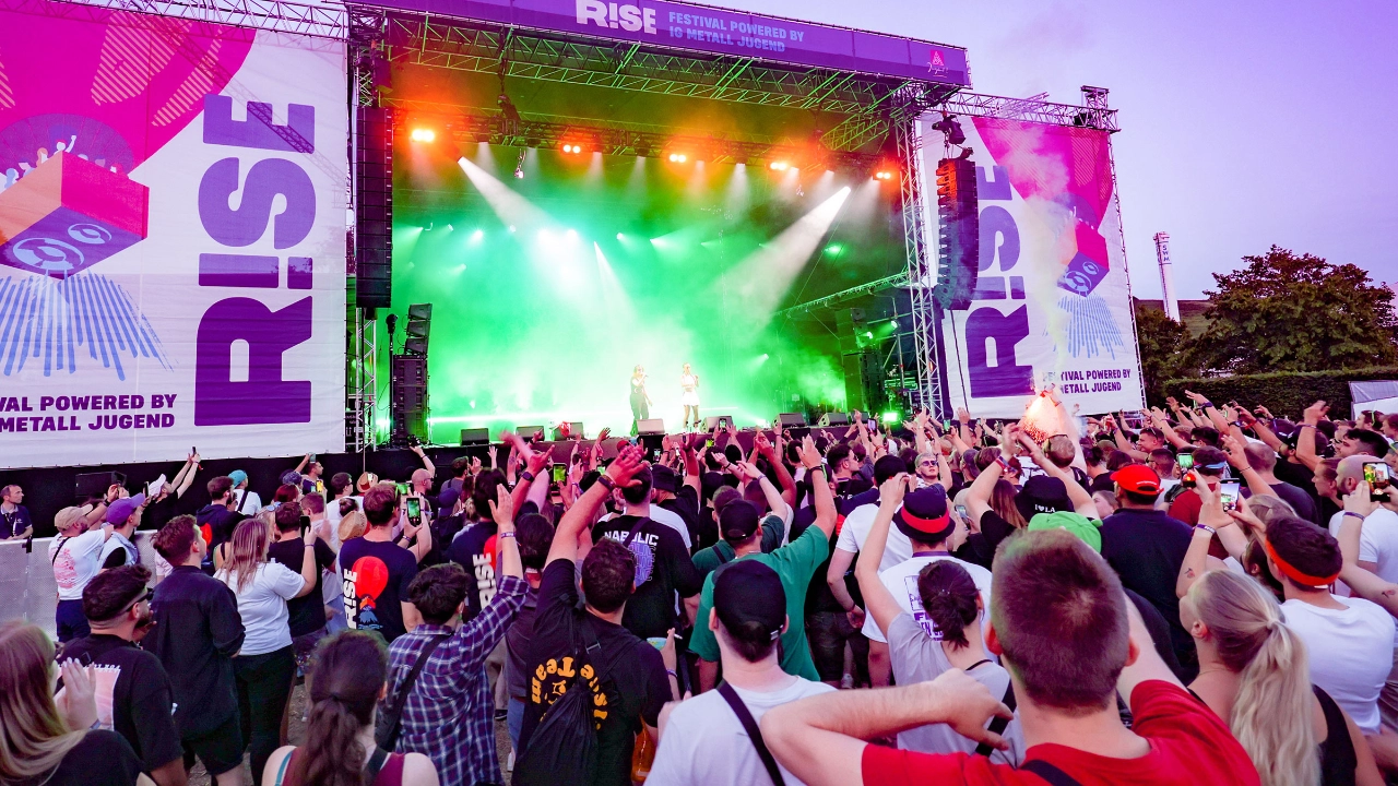 Das Publikum feiert vor der Bühne beim R!SE Festival