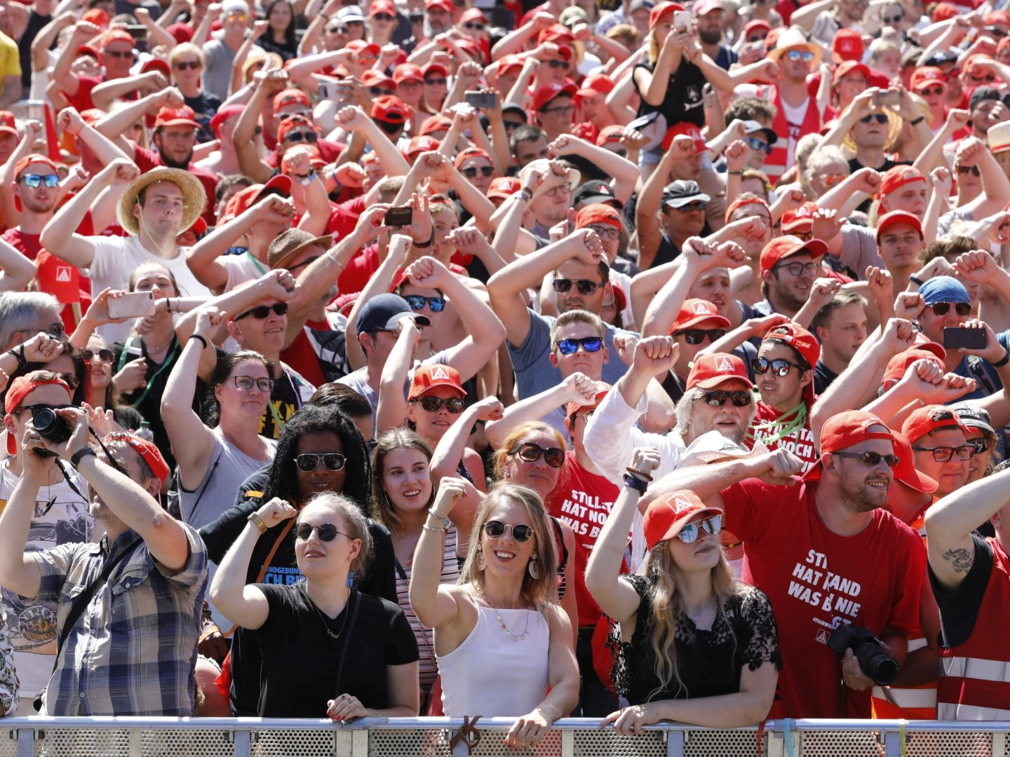 Metallerinnen und Metaller demonstrieren gemeinsam auf der FairWandel-Kundgebung