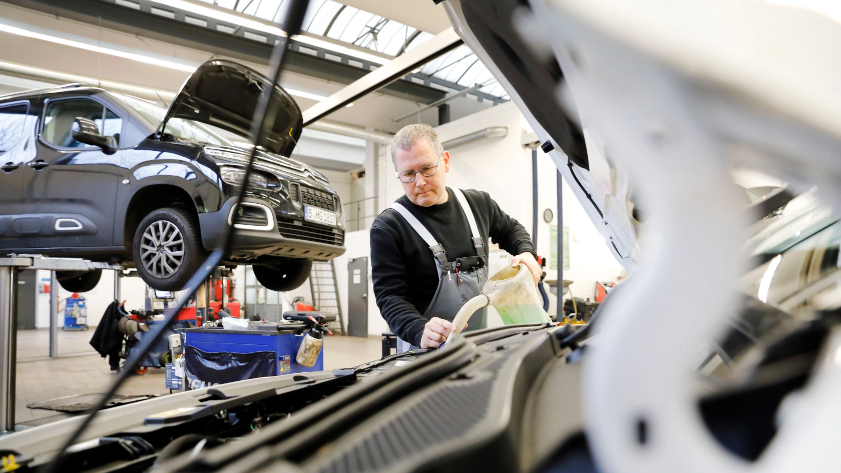 Alexander Großmann ist Mitarbeiter in der PSA Stellantis Werkstatt in Berlin