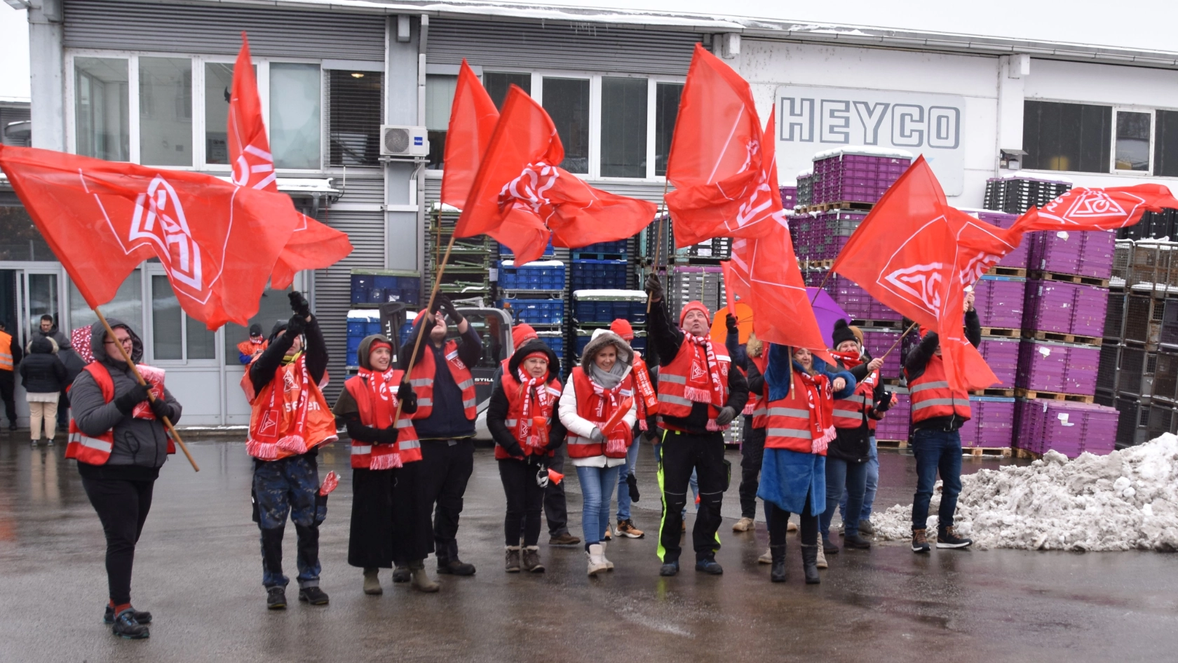 Warnstreik in der Holz- und Kunststoffindustrie: Heyco, Tittling
