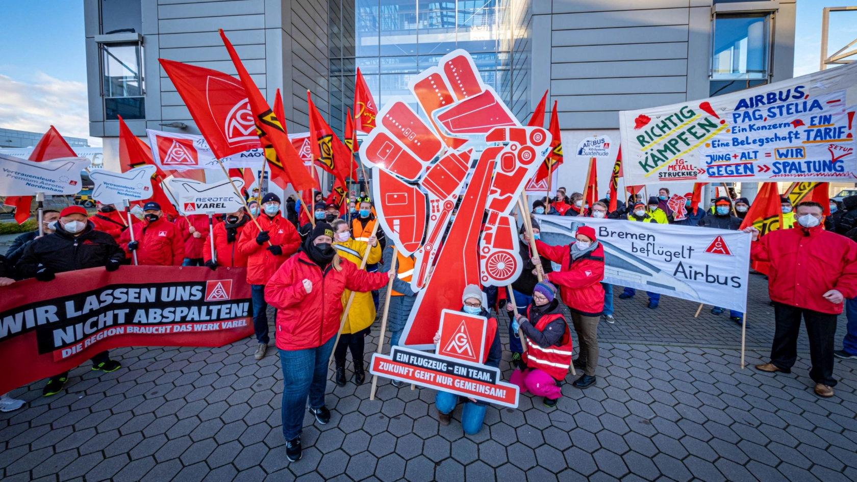 Airbus in Hamburg: Die Belegschaft von Airbus wehrt sich gegen eine Neustrukturierung zu Lasten der Beschäftigten: Über 21 000 Beschäftigte des Flugzeugherstellers beteiligen sich Ende November, Anfang Dezember an Warnstreiks und Aktionen.
