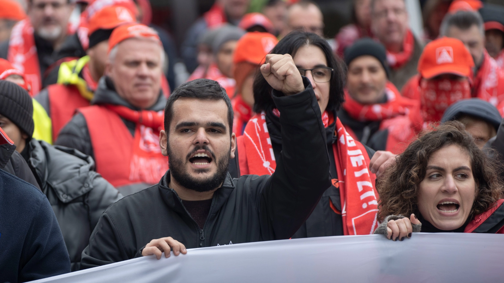 Beschäftigte bei einer Warnstreik-Kundgebung in der Metall-Tarifrunde