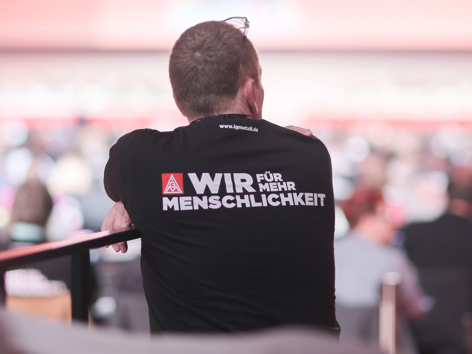 Ein Metaller trägt ein T-Shirt mit der Aufschrift "Wir für mehr Menschlichkeit".