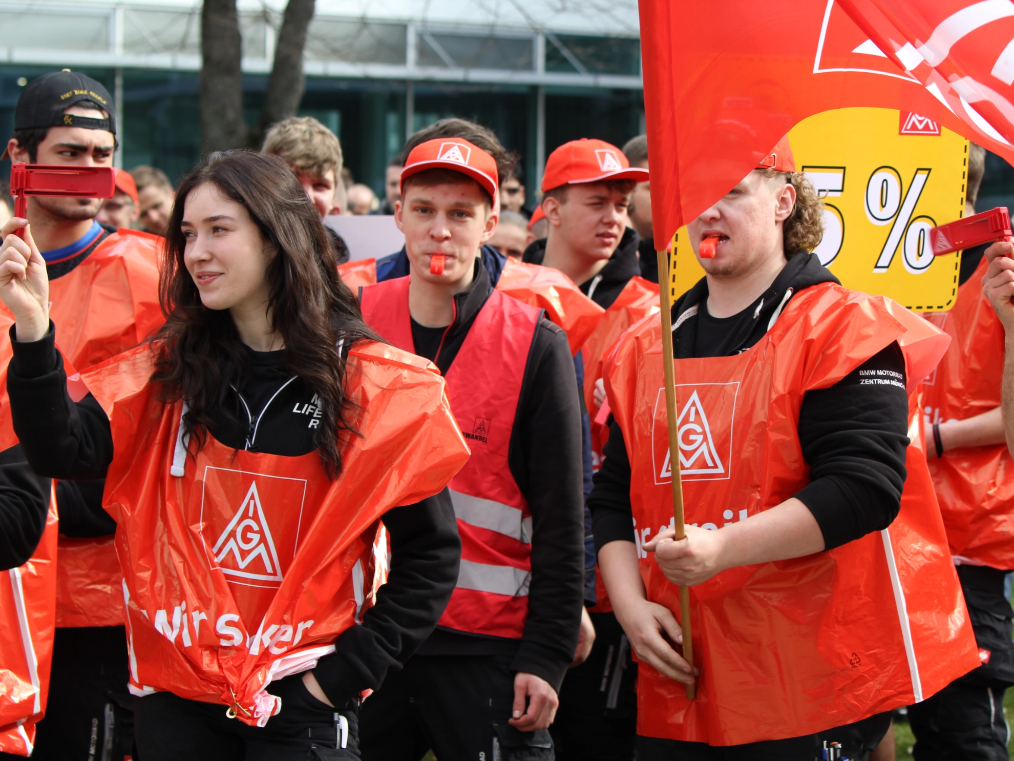 Warnstreik in der BMW-Niederlassung München mit 700 Teilnehmern am 21. April 2023 in der Tarifrunde KFZ-Handwerk 2023.