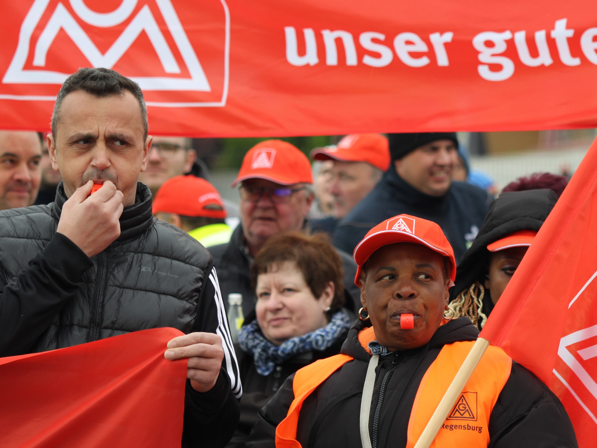 Mitarbeiter der Firma Schabmüller in Berching / Oberpfalz streiken
