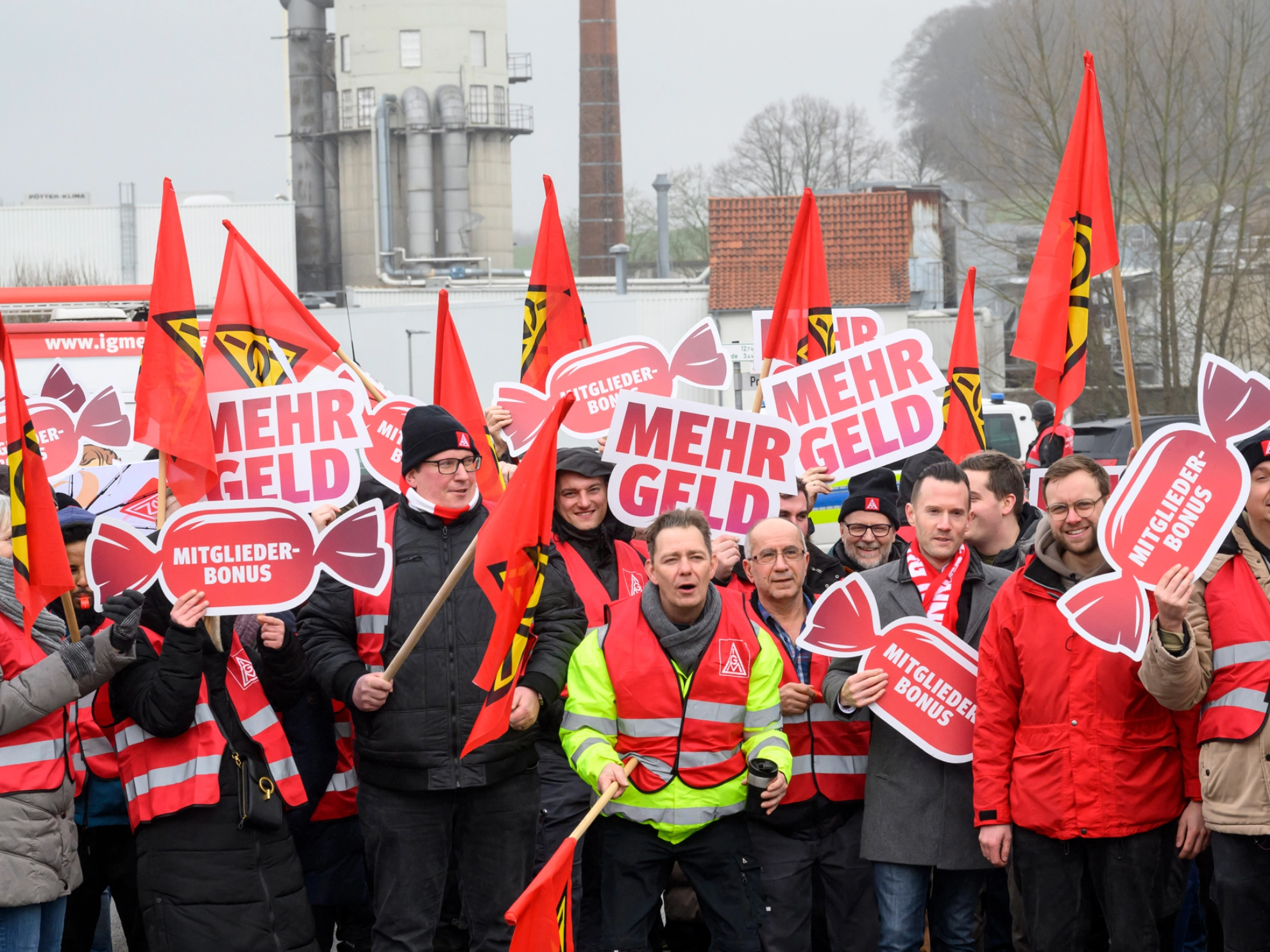 Beschäftigte bei einem Warnstreik in der Tarifrunde Holz und Kunststoff in Oesede (Georgsmarienhütte/Niedersachsen)