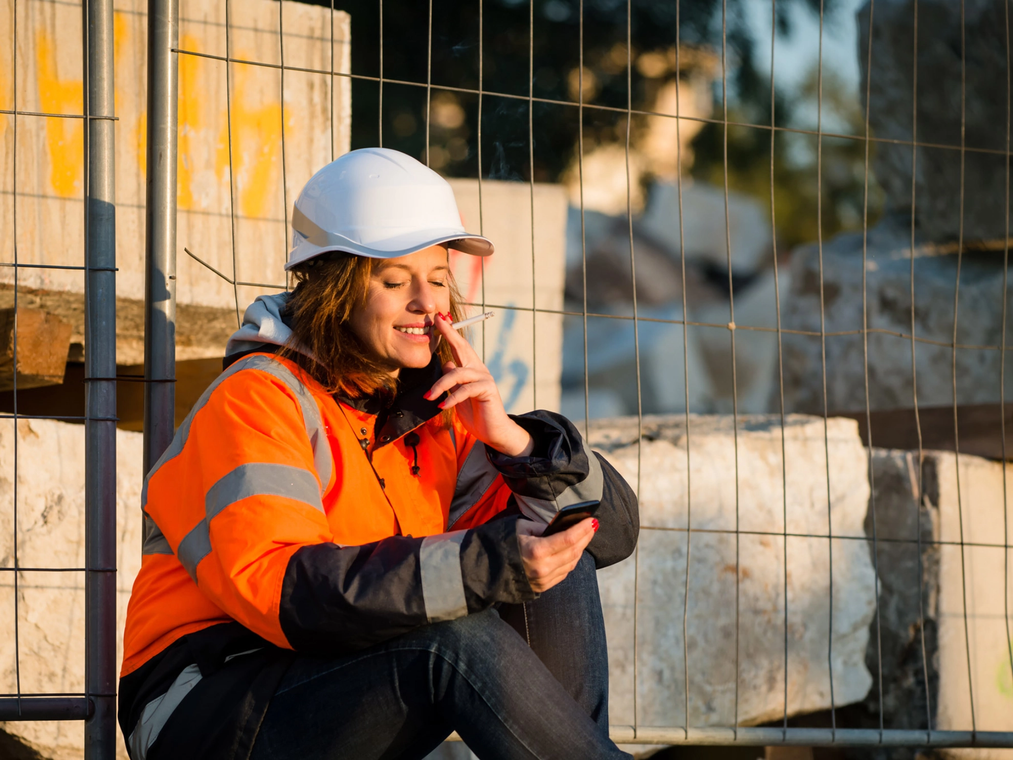 Frau macht an der Arbeit eine Raucherpause