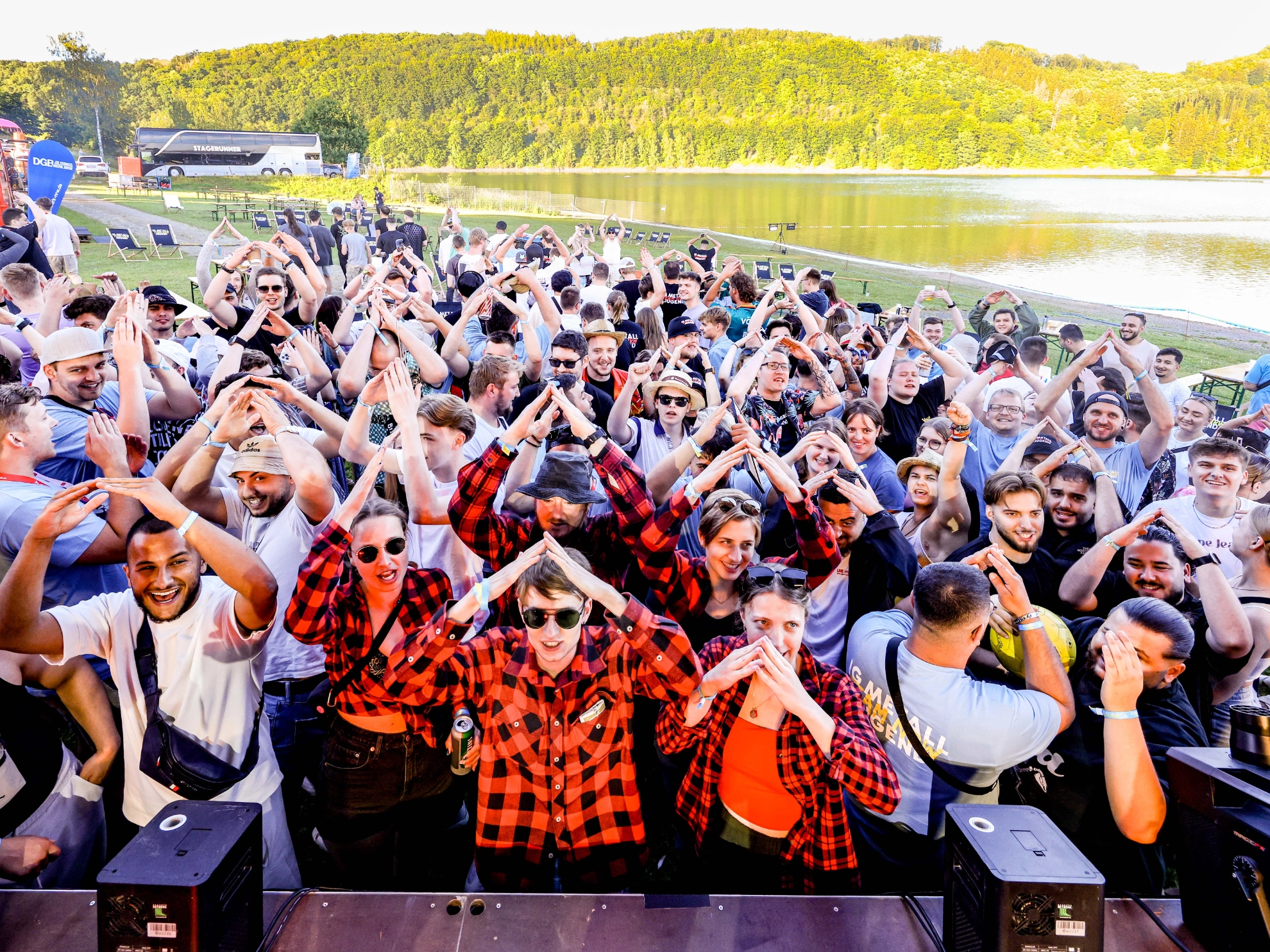 Sommercamp Jugend Arme hoch