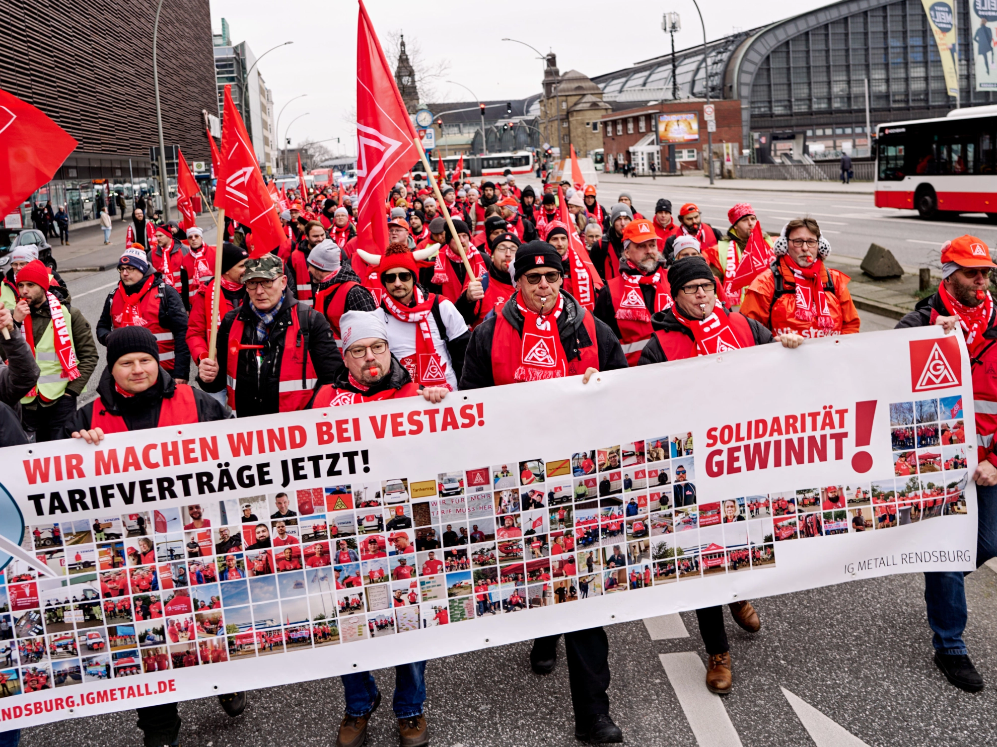 Vestas-Beschäftigte streiken für einen Tarifvertrag im Januar 23 in Hamburg
