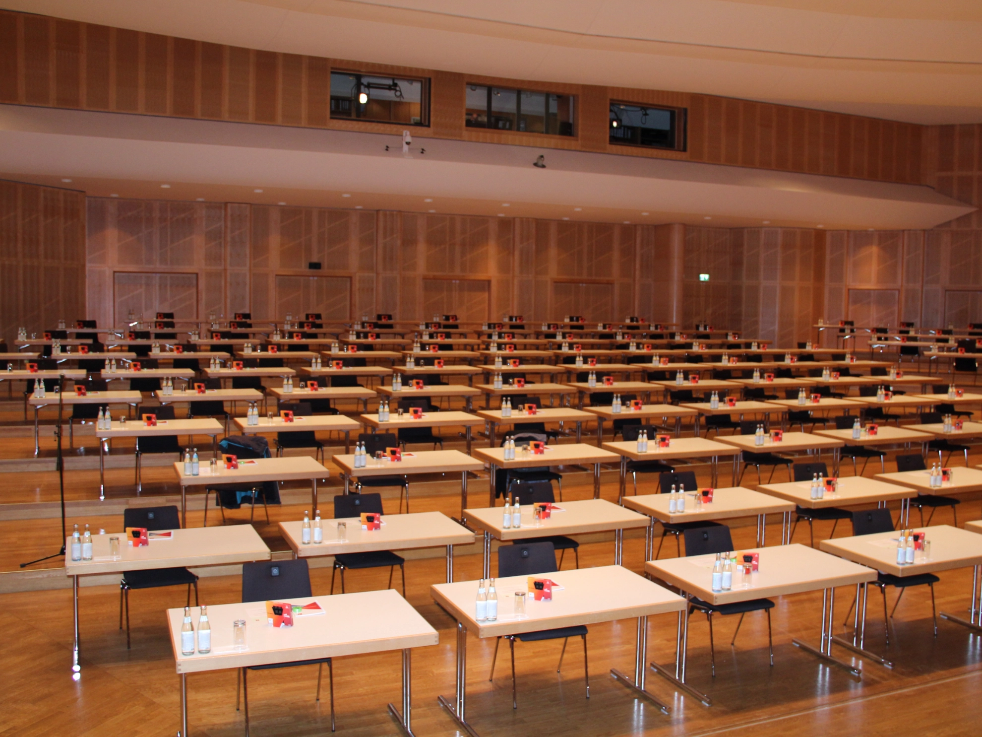 Tische einer Konferenz