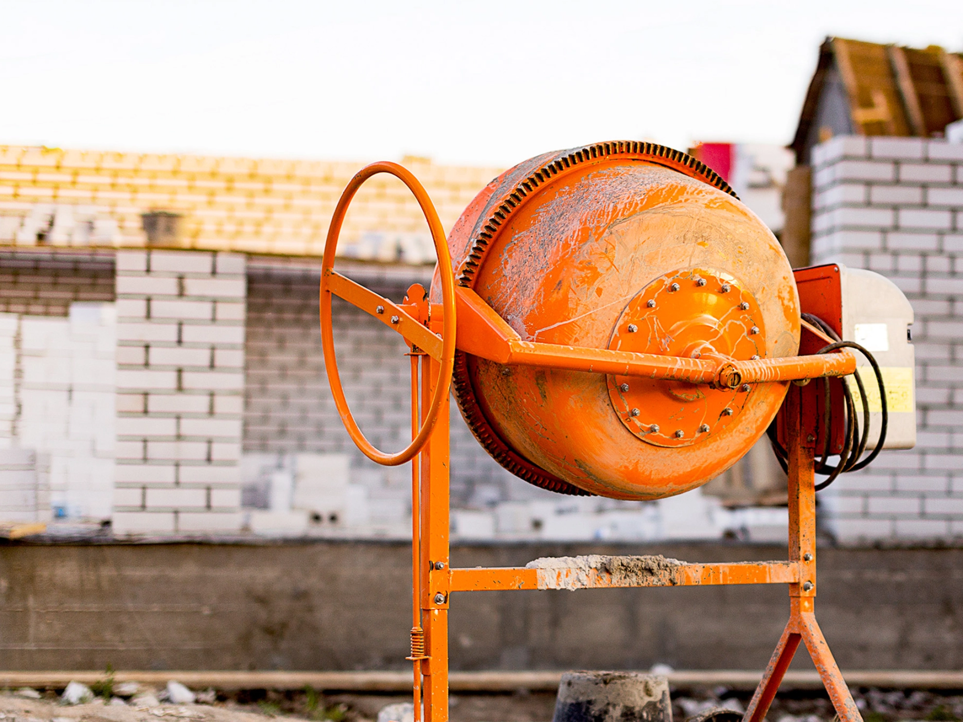 Betonmischmaschine auf einer Baustelle