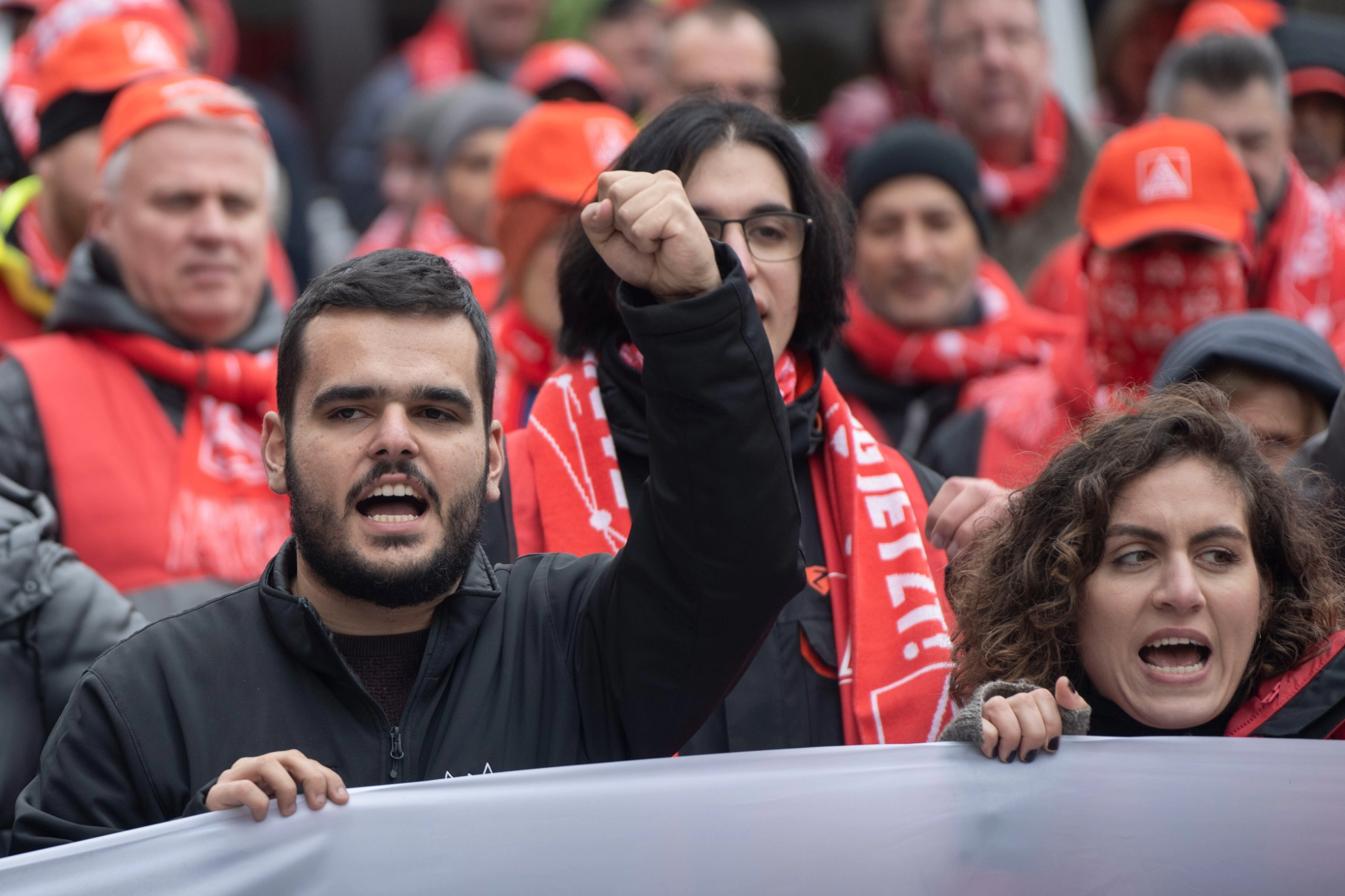 Beschäftigte bei einer Warnstreik-Kundgebung in der Metall-Tarifrunde