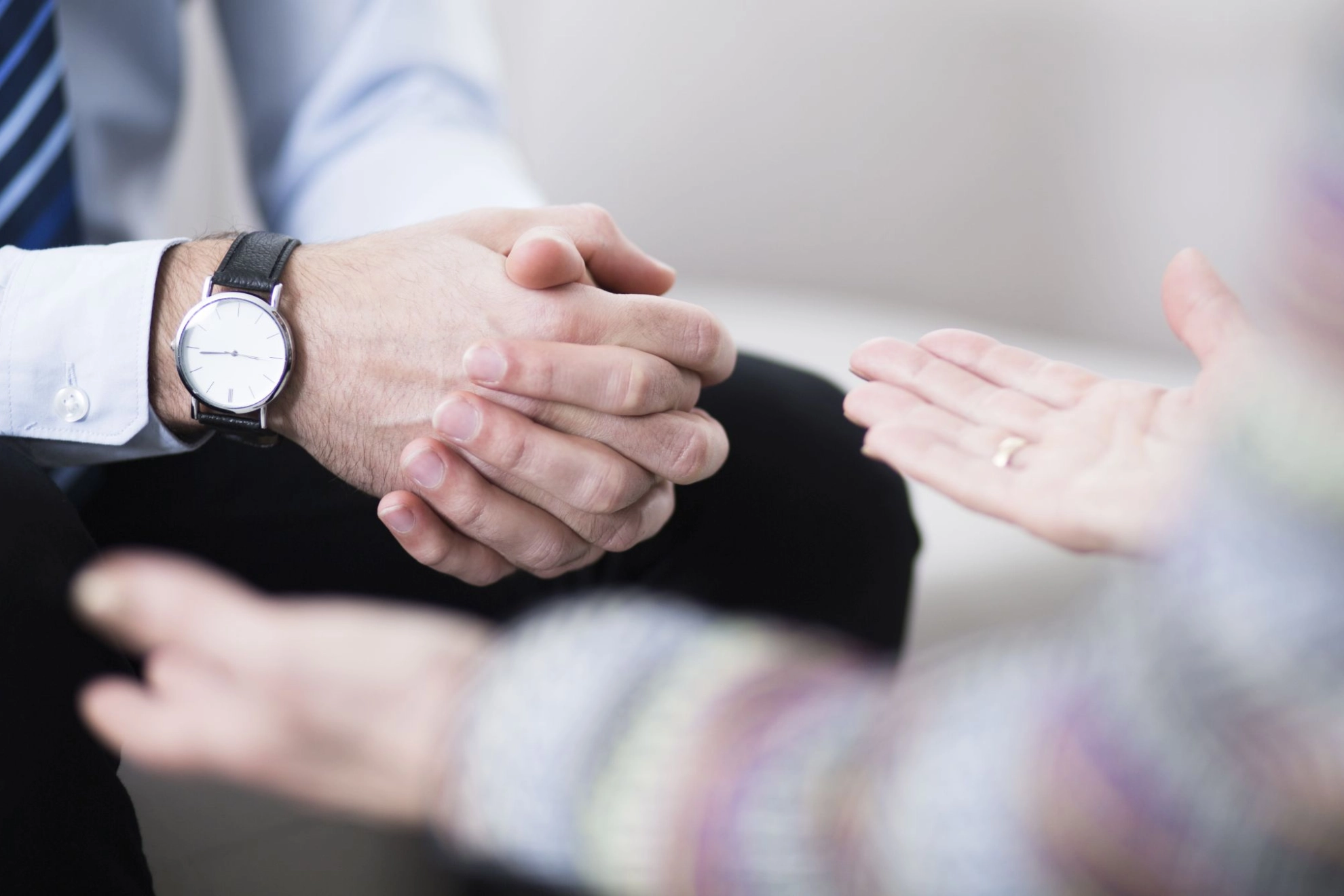 Vorgesetzter im Gespräch mit einer Mitarbeiterin oder einem Mitarbeiter