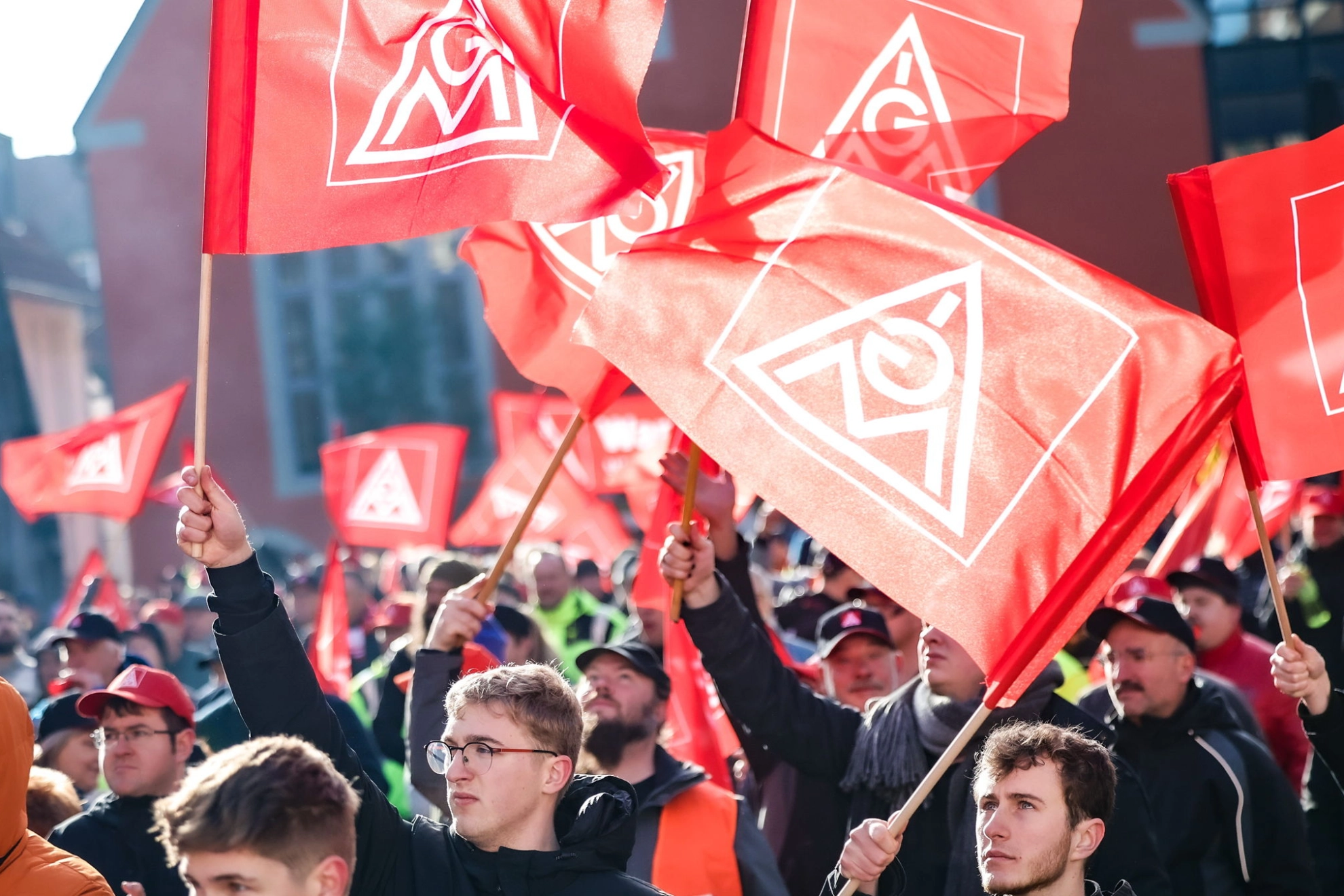 Beschäftigte bei einer Warnstreik-Kundgebung in der Metall-Tarifrunde