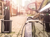 Ein Elektroauto an einer Ladestation.