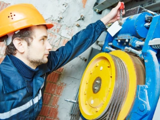 Aufzugsmonteur bei der Arbeit