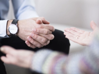 Vorgesetzter im Gespräch mit einer Mitarbeiterin oder einem Mitarbeiter